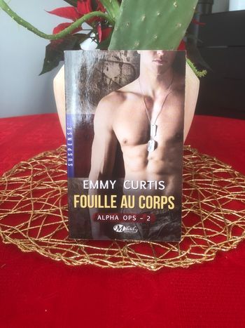 Fouille au corps - Emmy Curtis