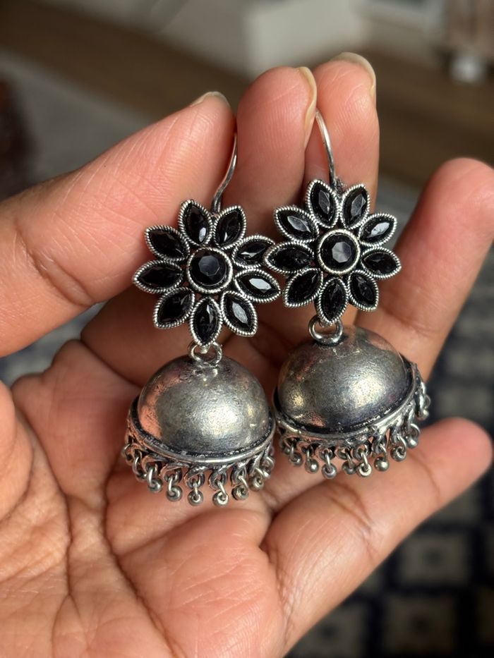 Boucles d’oreilles noires et argentées – style jhumka - photo numéro 3