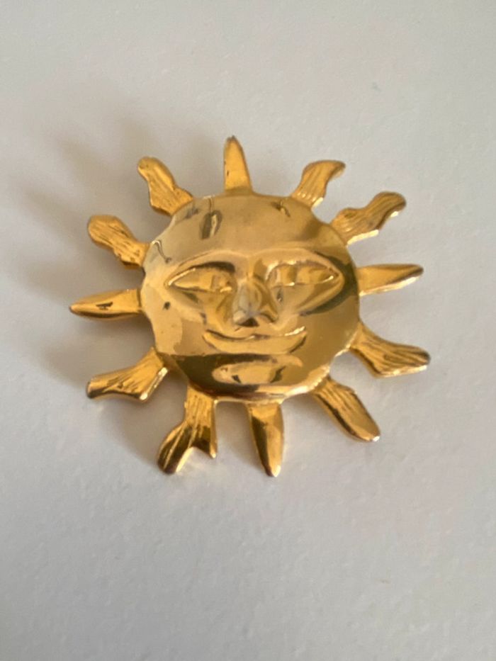 Broche vintage soleil avec visage en métal doré - photo numéro 4