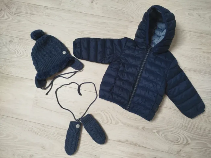 Doudoune, bonnet et gants