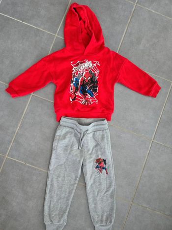 Ensemble jogging spiderman