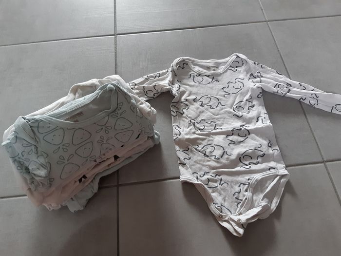 Lot de 9 bodies manches longues taille 36 mois