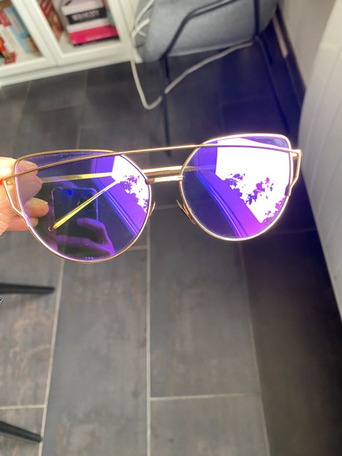 Lunettes de soleil avec verres violets et monture métal doré - photo numéro 5