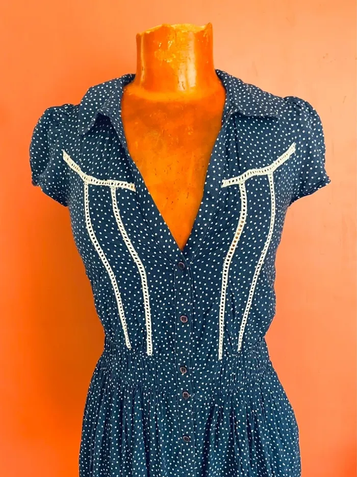 Élégante robe bleue à pois - photo numéro 3
