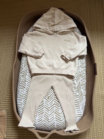 Ensemble beige sweet à capuche et pantalon 