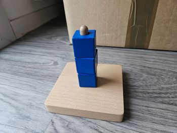 Cube à empiler sur tige vertical, Matériel Montessori