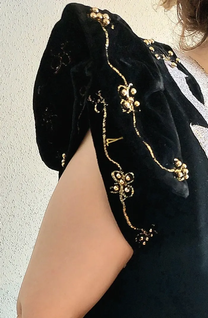 Magnifique Robe Traditionnelle - Gand Afghani brodé en velours Noir - Pièce unique 🌺 - photo numéro 3