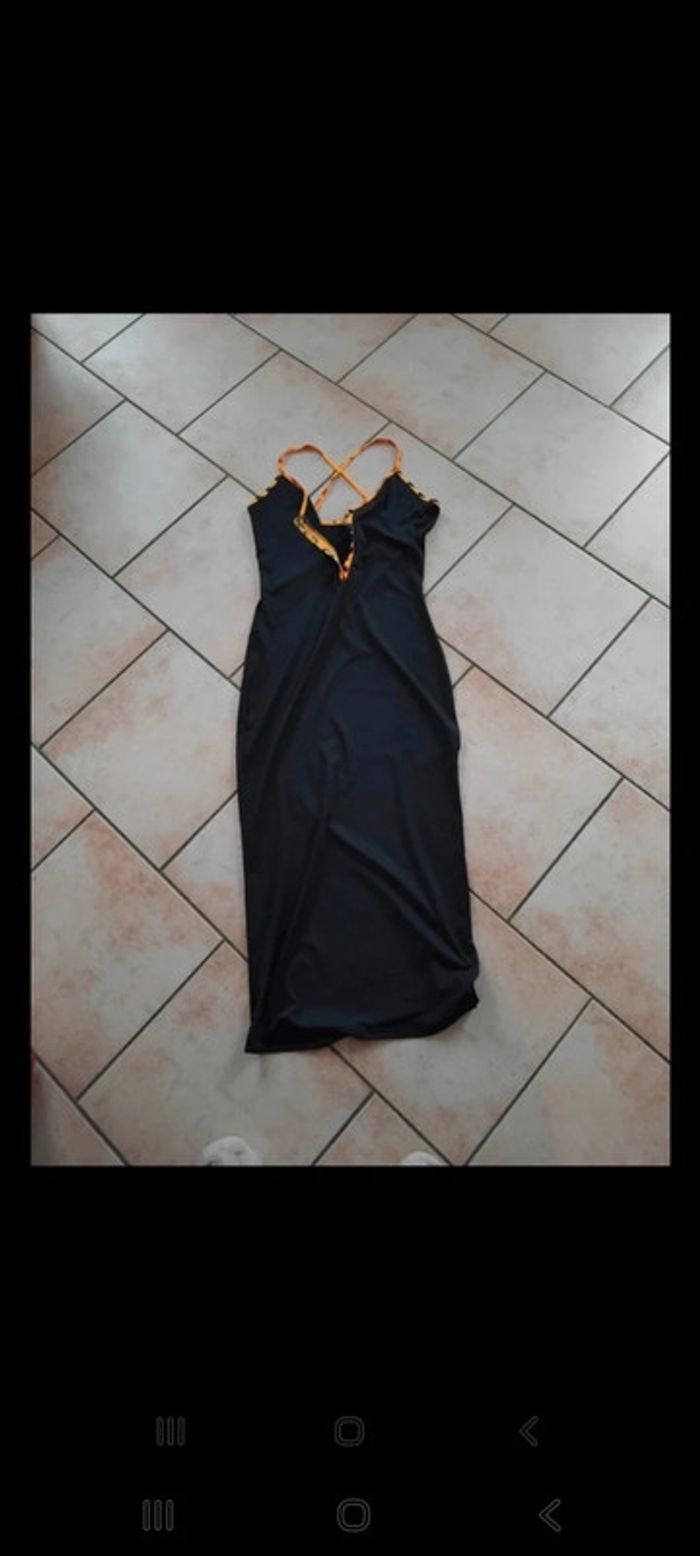 Robe moulante bretelles croisées dans le dos