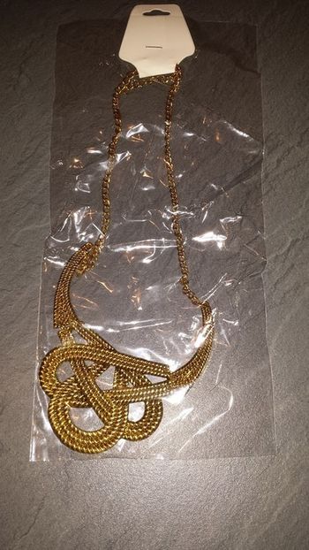 Collier couleur or Neuf