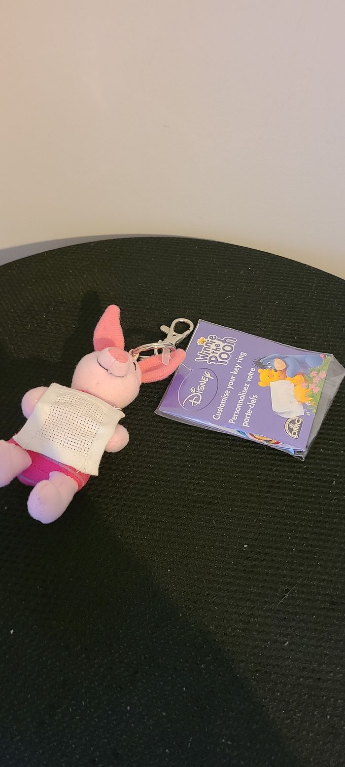 De la série Disney de DMC, cette jolie poupée à broder porte clés porcinet - photo numéro 3