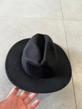 Chapeau noir taille 57cm, un peu plié,