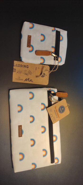 2 pochettes cabaia (1 latérale, 1 frontale) arc en ciel