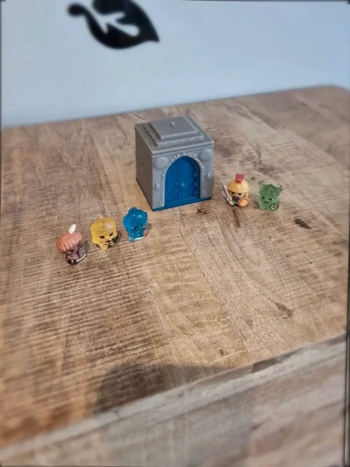 Figurines et temple World Of Warriors 3 cm de haut