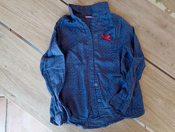 Chemise violette a pois