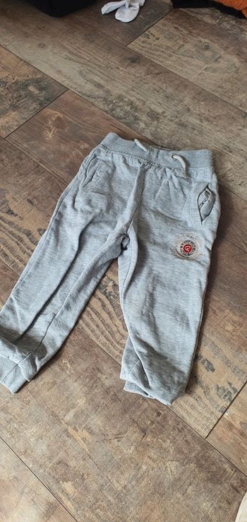 Pantalon redskins 5 ans en très bon état