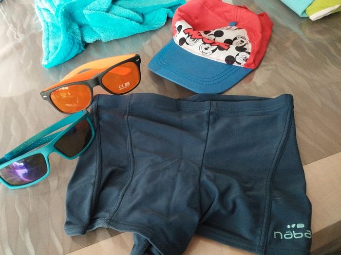 Lot plage,piscine maillot de bain lunettes casquette 10/12 ans
