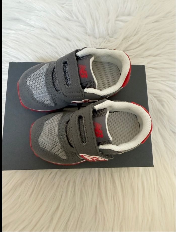 Baskets New Balance bébé – Taille 20,5 – gris/rouge – Neuf avec étiquette - photo numéro 5