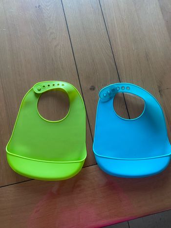 Lot de 2 bavoirs en plastique