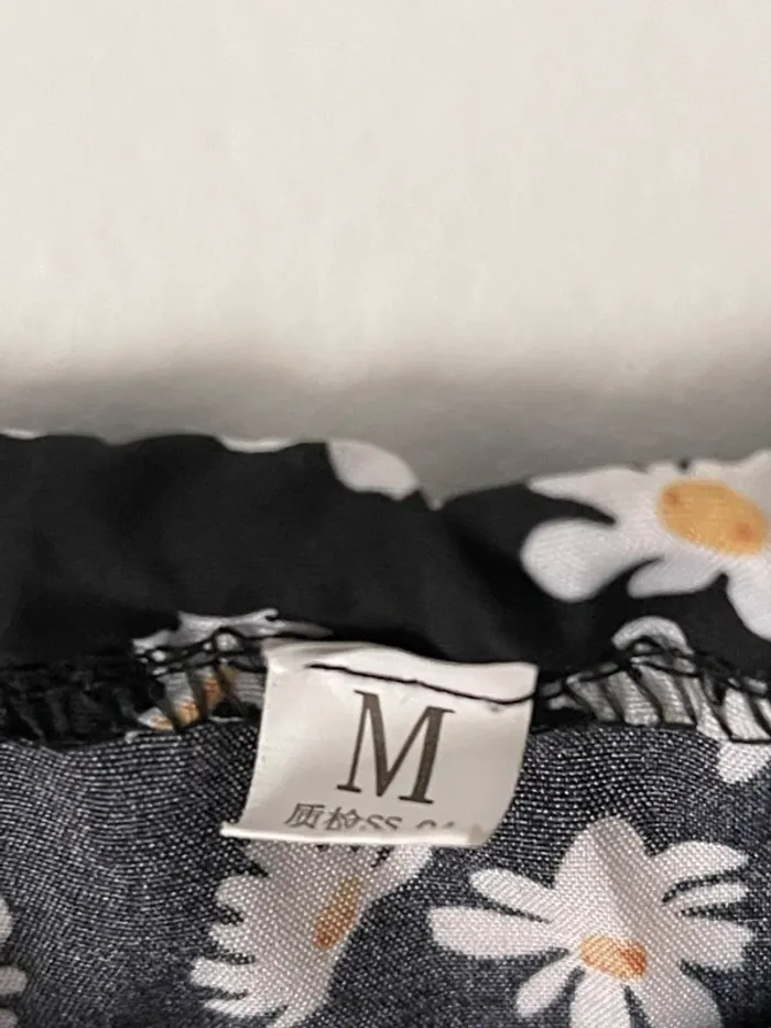 Petite robe noire avec motif marguerites 🌼 - photo numéro 5