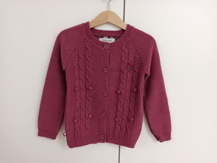 Gilet fille Sergent Major 5 ans – bordeaux à torsades et petits pompons 🍇