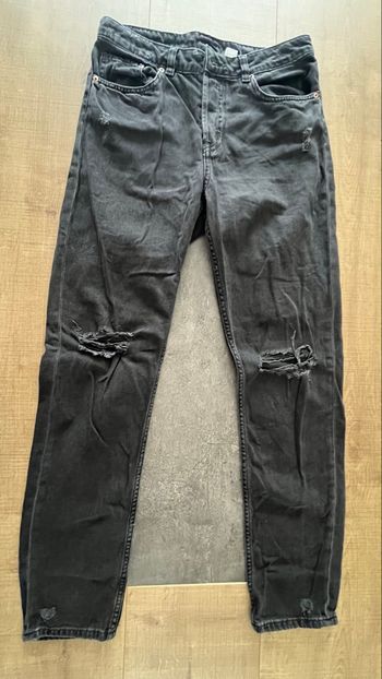 Jean effet troué 