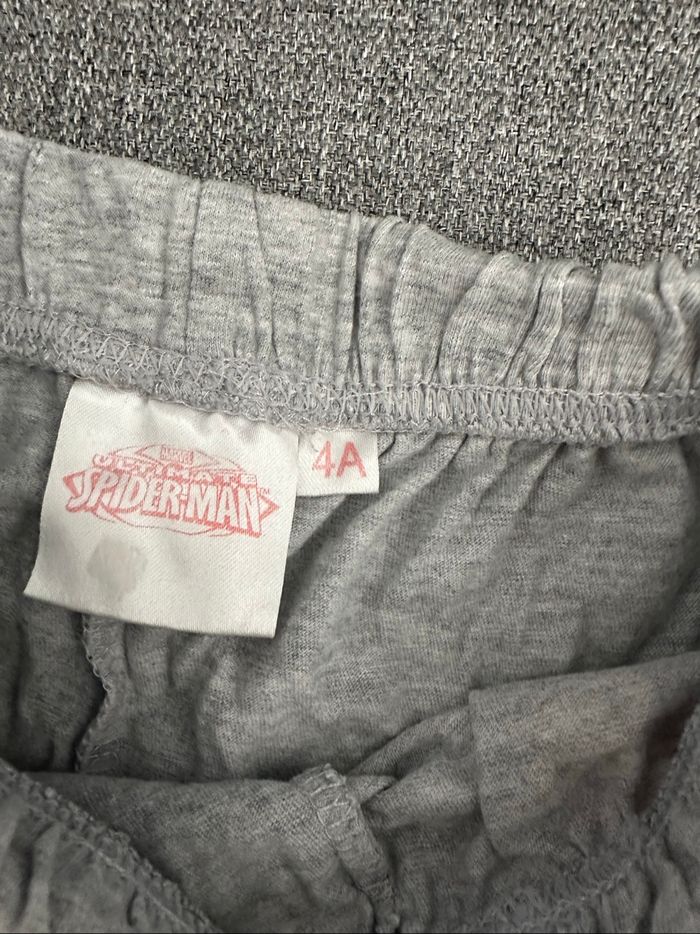 Ensemble short T-shirt manches courtes marine /rouge Marvel Spiderman 4 ans très bon état - photo numéro 6