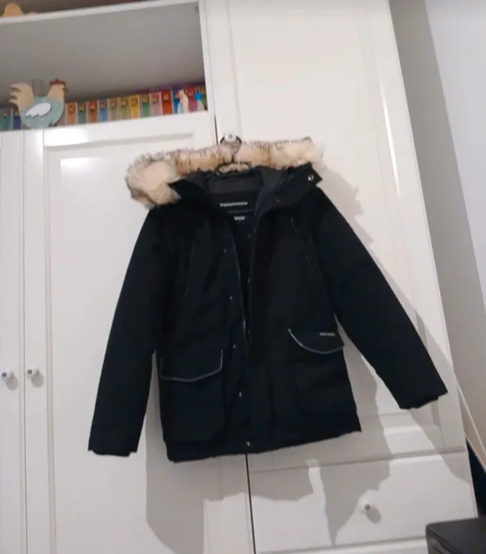 Parka noire à capuche