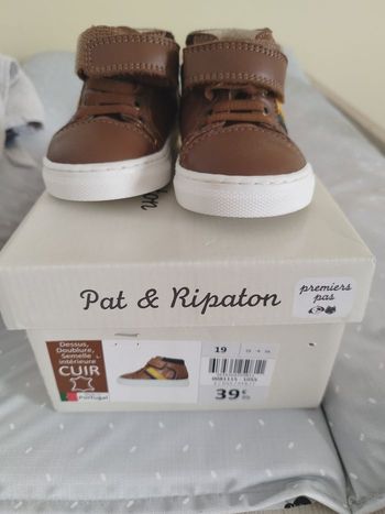 Chaussures taille 19 NEUVES