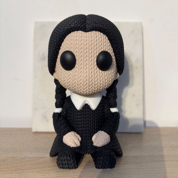 🖤 Figurine Mercredi Addams – 20cm 🕷️