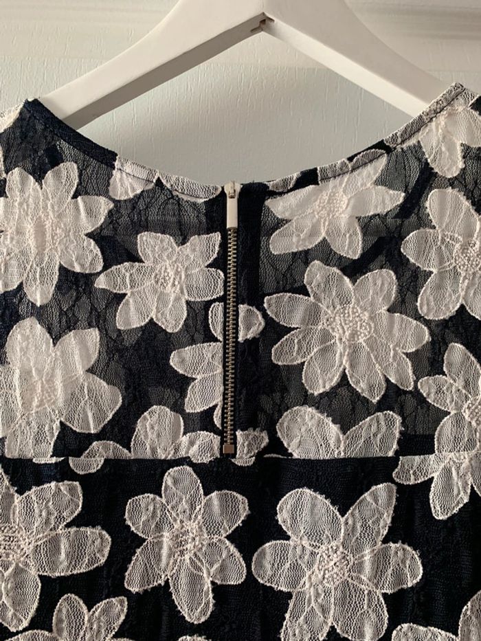 Robe noire et fleurs écrues - photo numéro 3