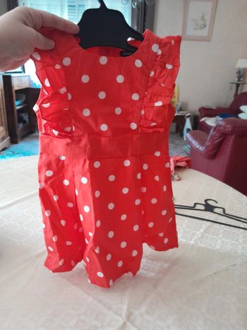 Robe rouge à pois