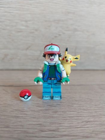 Figurine type lego Sacha avec Pikachu Pokemon