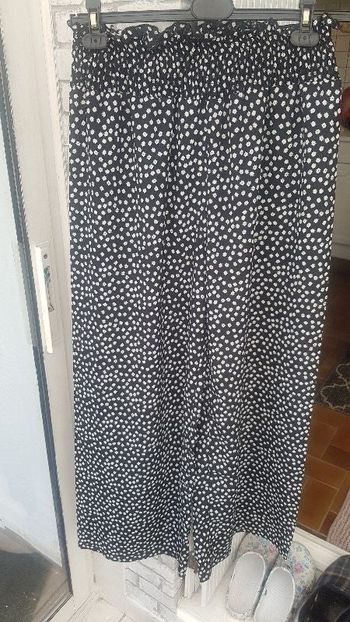 Pantalon large noir parsemé de petites fleurs