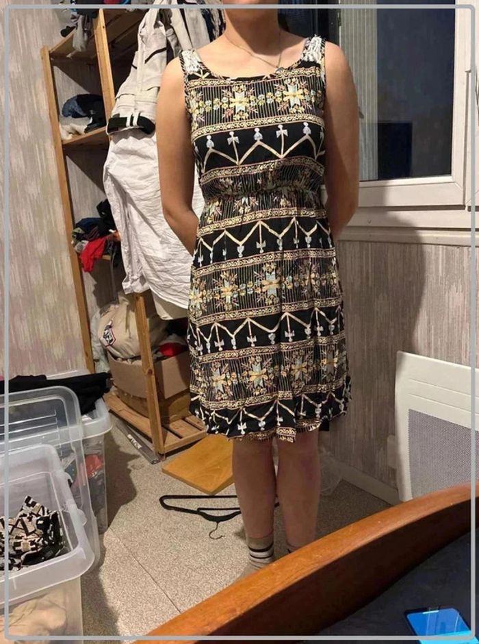 Tres  jolie  robe cintrée  coloree  taille 40/42