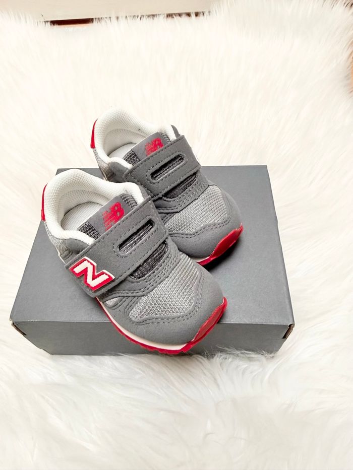 Baskets New Balance bébé – taille 20,5 – gris/rouge – Neuf avec étiquette - photo numéro 2