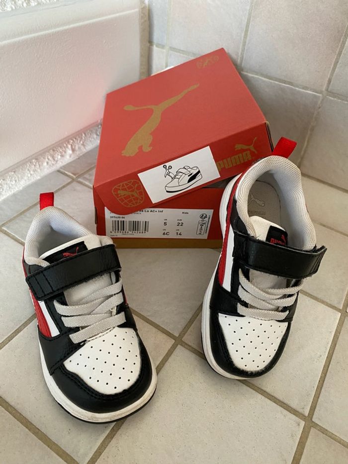 Baskets noires rouges et blanches Puma 22