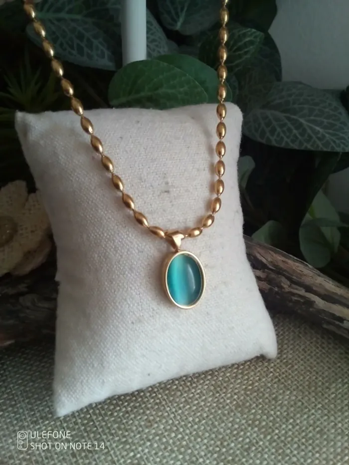 Collier pierre oeil de chat bleu intense