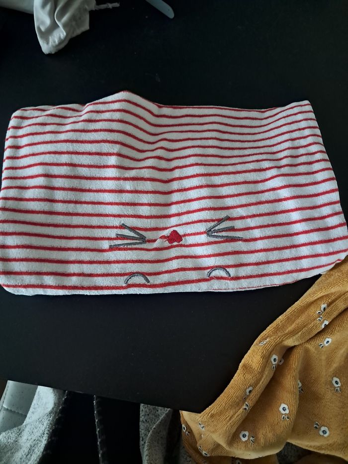 Lot de 2 grenouillères pyjamas jaune fleurs et blanc chat à rayures rouges  fille 18 mois  kiabi Et absorba - photo numéro 3