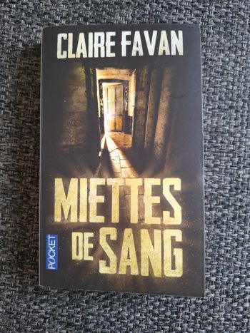 Thriller de Claire Favan Miettes de sang en très bon état