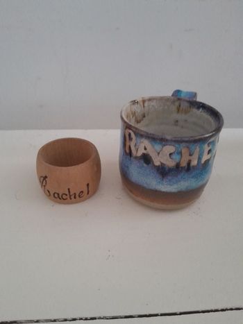Ensemble tasse en poterie prénom rachel et rond de serviette en bois rachel.