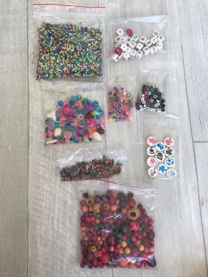 Lot de perles bois lettres etc