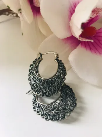 Boucle d’oreille couleur argentée vieilli