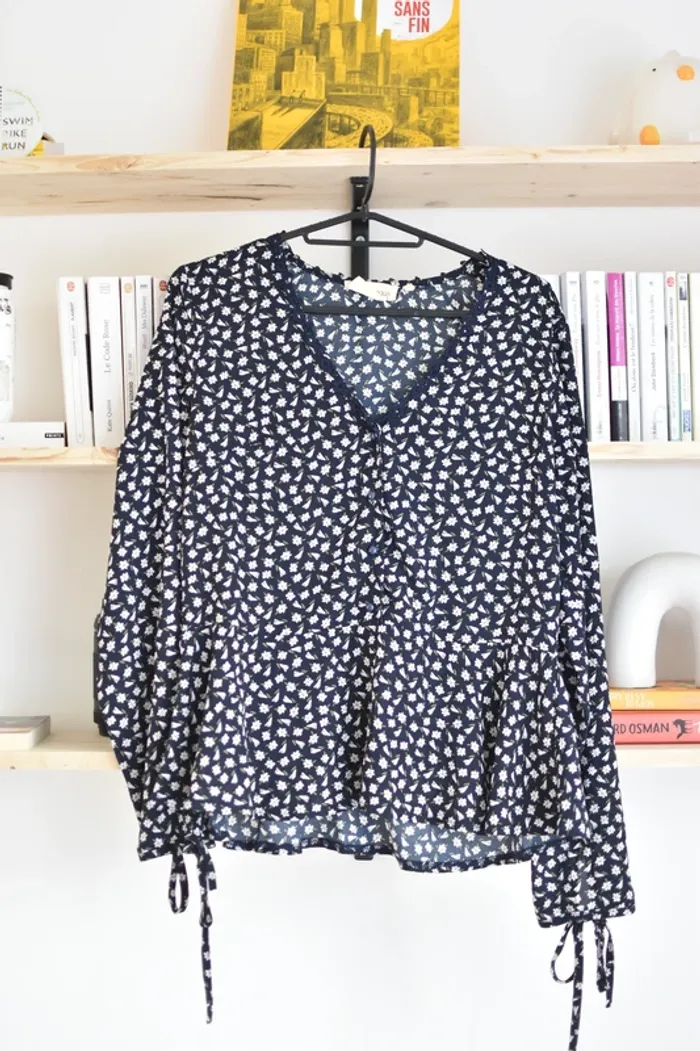 Blouse Cherry Paris en taille 1 avec de belles fleurs
