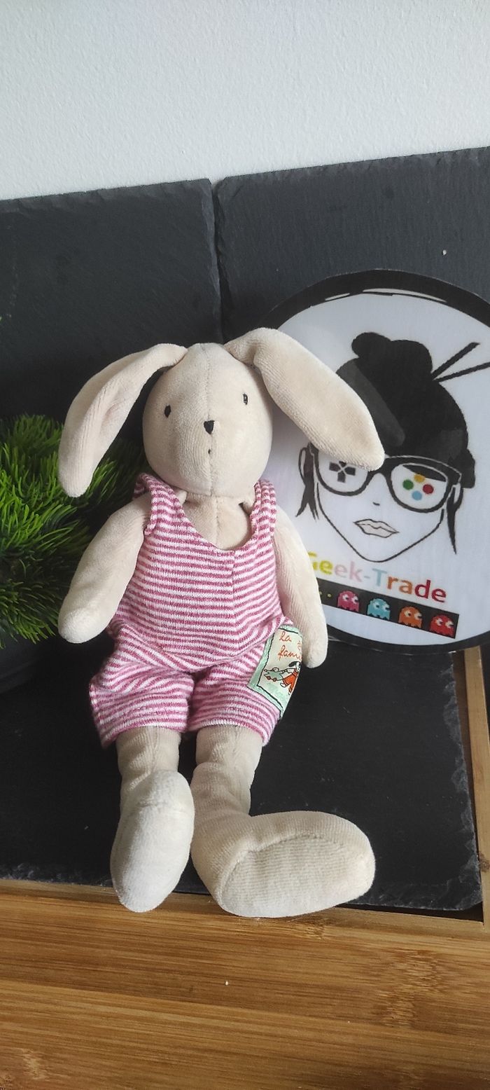 Peluche Sylvain le lapin La grande famille beige marron rouge rayé blanc doudou