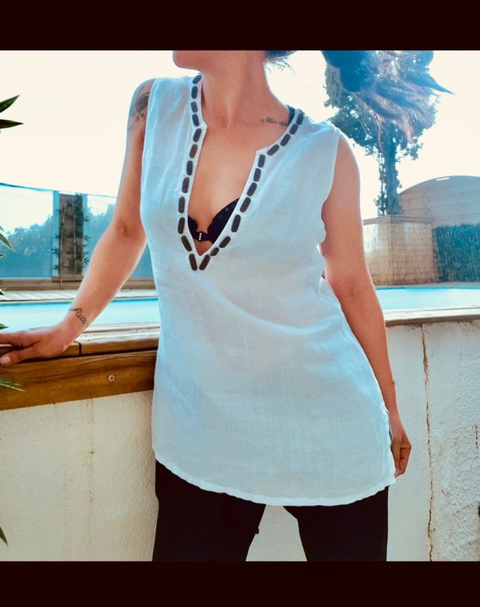 tunique bohème lin blanche Détails perles plates kaki sur le pourtour de l'encolure du décolleté Peut être portée Casual ou sortie de plage Neuve jamais portée