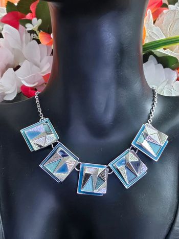 Collier argenté/bleu avec ses carrés en acier inoxydable
