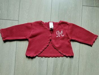 Gilet rouge . Fille 3 mois. Marque Disney