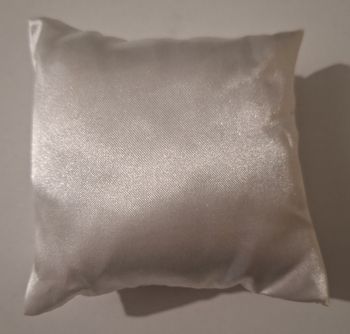 Coussin miniature en satin blanc