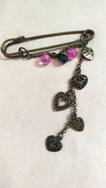 Broche vintage bronze Made with Love – cœurs & perles roses _ Collection Nuances de Rose