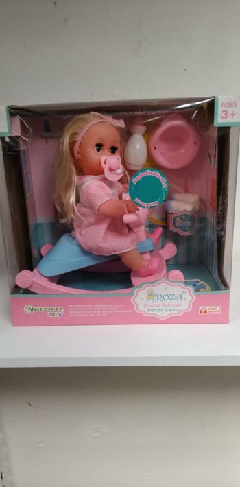 poupée et ses accessoires